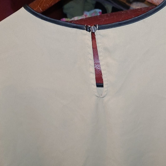 🌟🥂Forever 21 M Keyholes tan black trim long sleeve - Picture 10 of 15